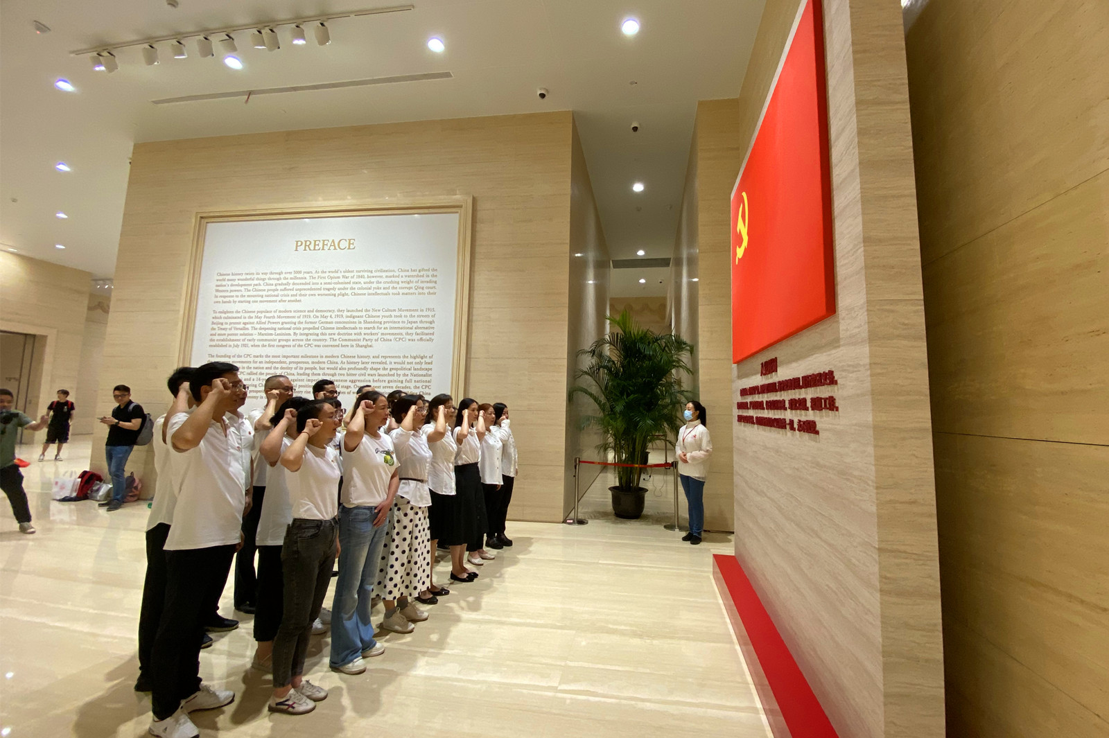 尋根溯源 感悟初心 控股公司黨總支組織瞻仰中共一大會址(圖2)