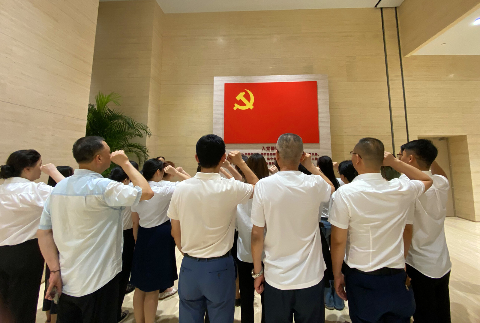 尋根溯源 感悟初心 控股公司黨總支組織瞻仰中共一大會址(圖4)