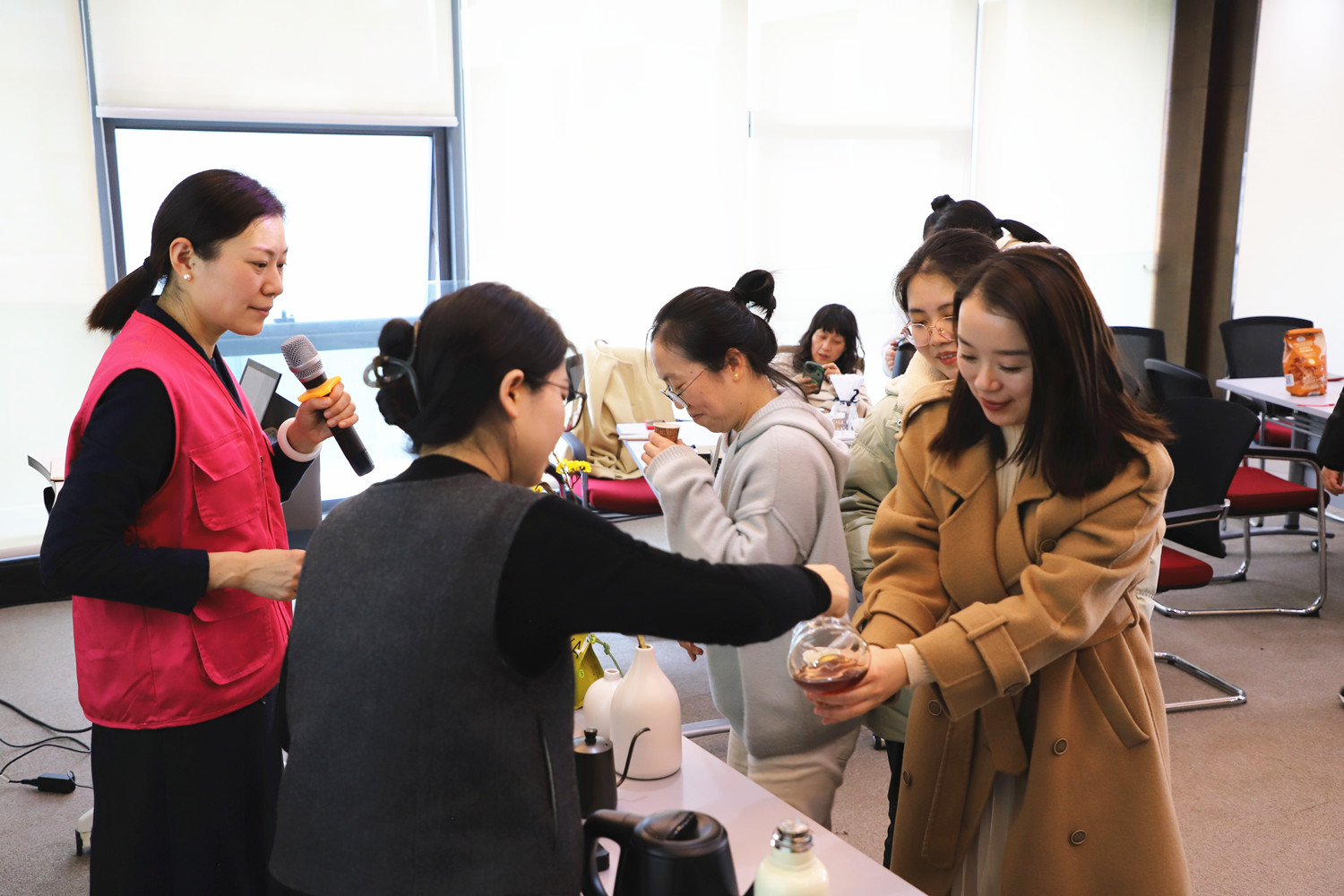 喜迎女神節(jié) 啡嘗新體驗(yàn)——控股公司開展手沖咖啡品鑒主題活動(dòng)(圖15)