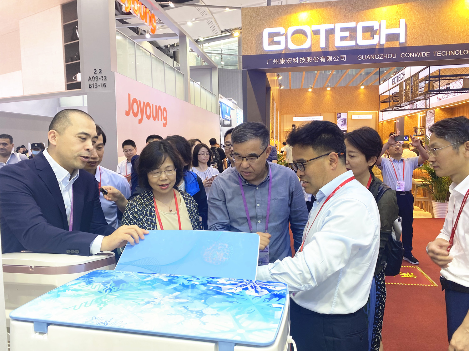 李關(guān)定副市長等領(lǐng)導(dǎo)視察第135屆廣交會慈溪進(jìn)出口控股公司展位(圖1)